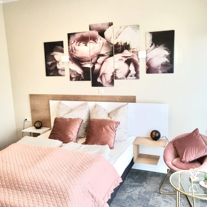 LikeDaheim 2-Zimmer Apartment Schafzimmer, Ansicht Bett rosa