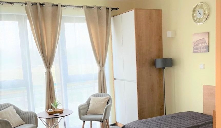 LikeDaheim 1-Zimmer Apartment Raumansicht mit Sitzecke und Bett